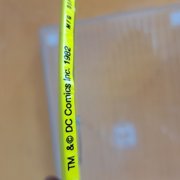 Vintage 1982 Batman logo spell out 6" large yellow pin back button pin - Picture 3 of 3